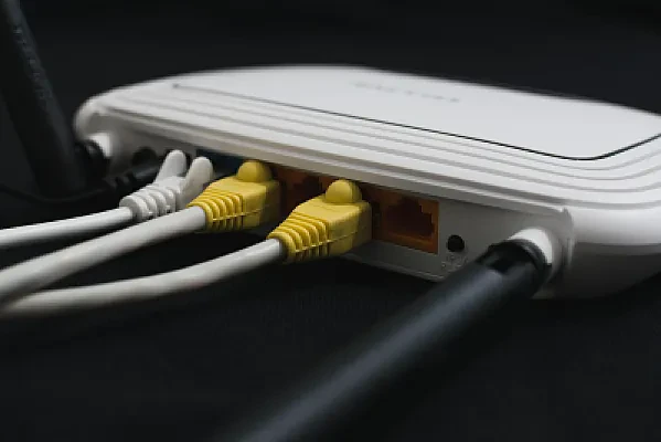 Avoiding Long-Term Internet Contracts in Shared Student Housing Across Europe