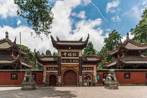 Chinese Students in the USA: Community, Campuses, and Daily Life