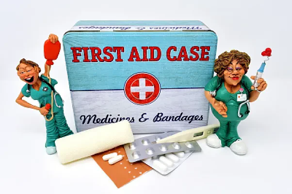 Building a Basic First Aid and Medicine Kit for Dorm Life