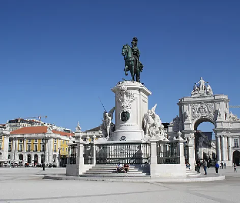Thousands march in Lisbon on National Student's Day demanding free higher education