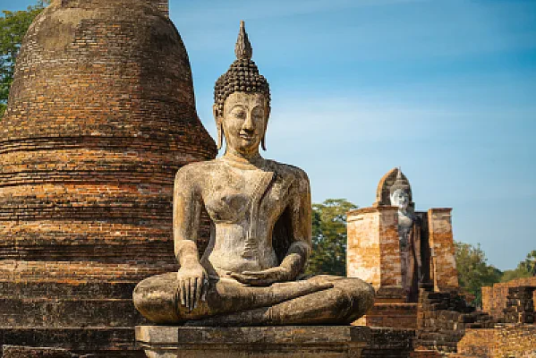 Study Abroad Scholarships for Thai Students: Programs Worth Applying To