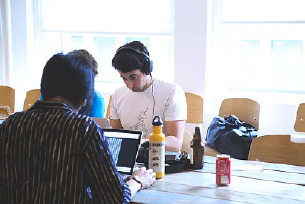 Which Grade 9 to 11 Courses Keep a Business Program Application Open in Ontario
