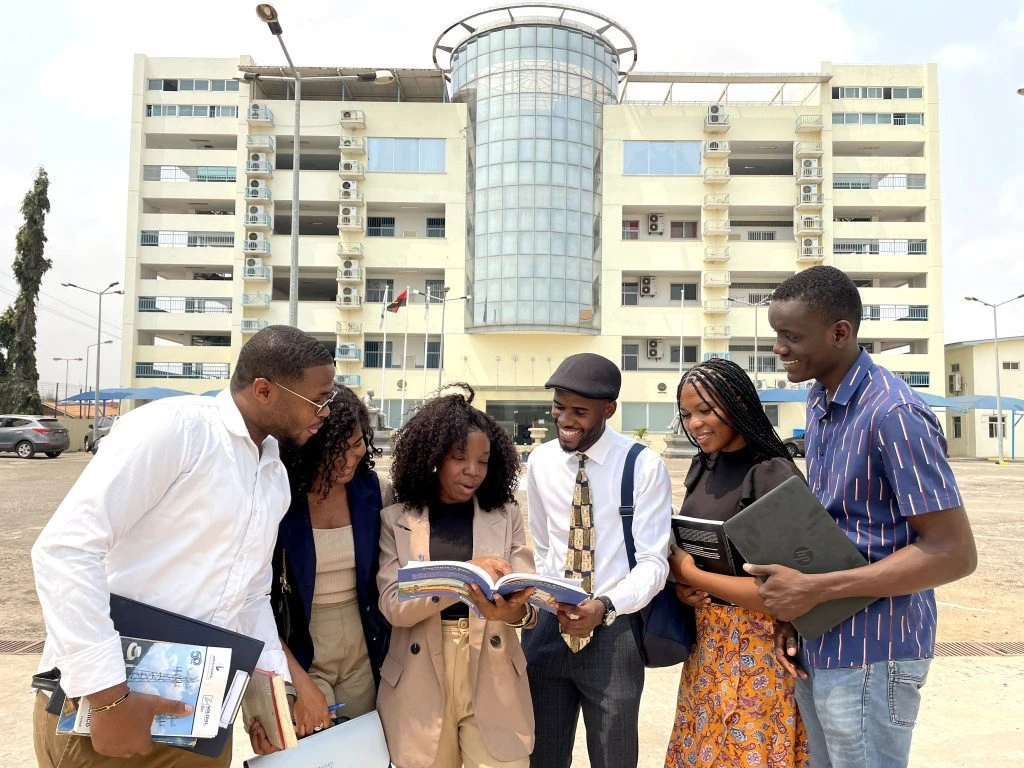Approach to Universidade Independente de Angola campus