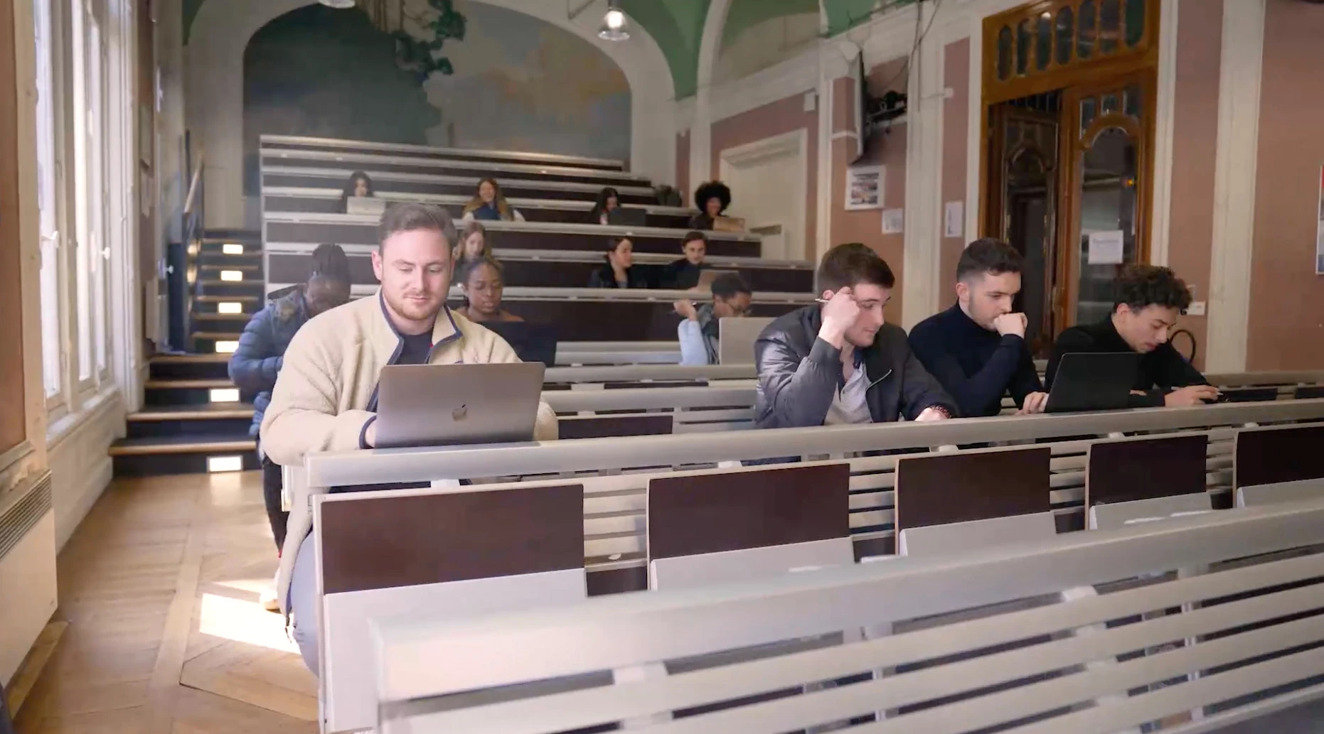 Institut Superieur de Gestion campus scene
