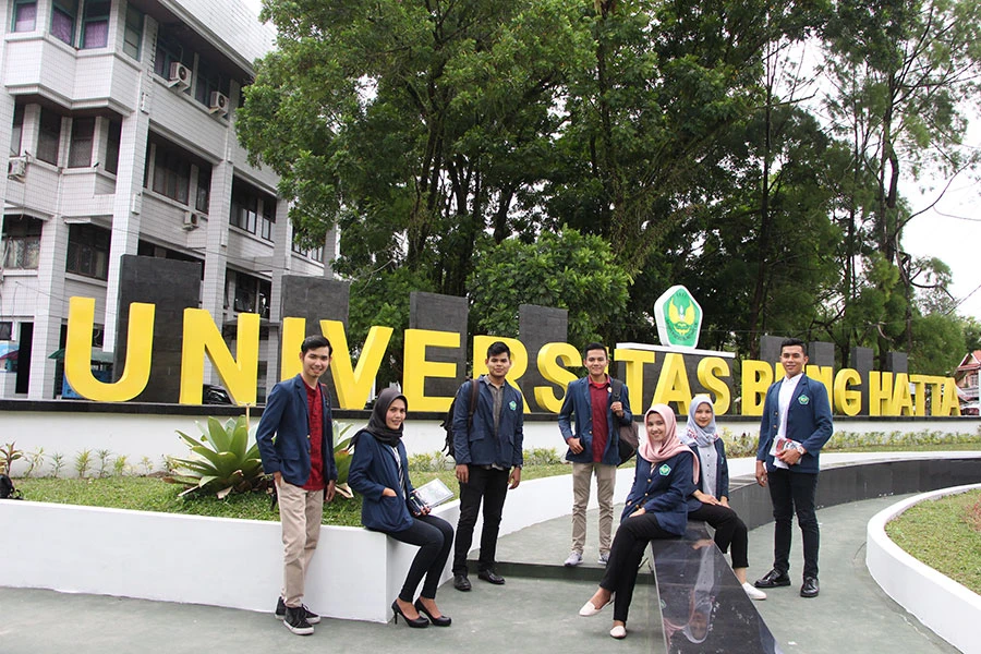 Universitas Bung Hatta campus from the outside