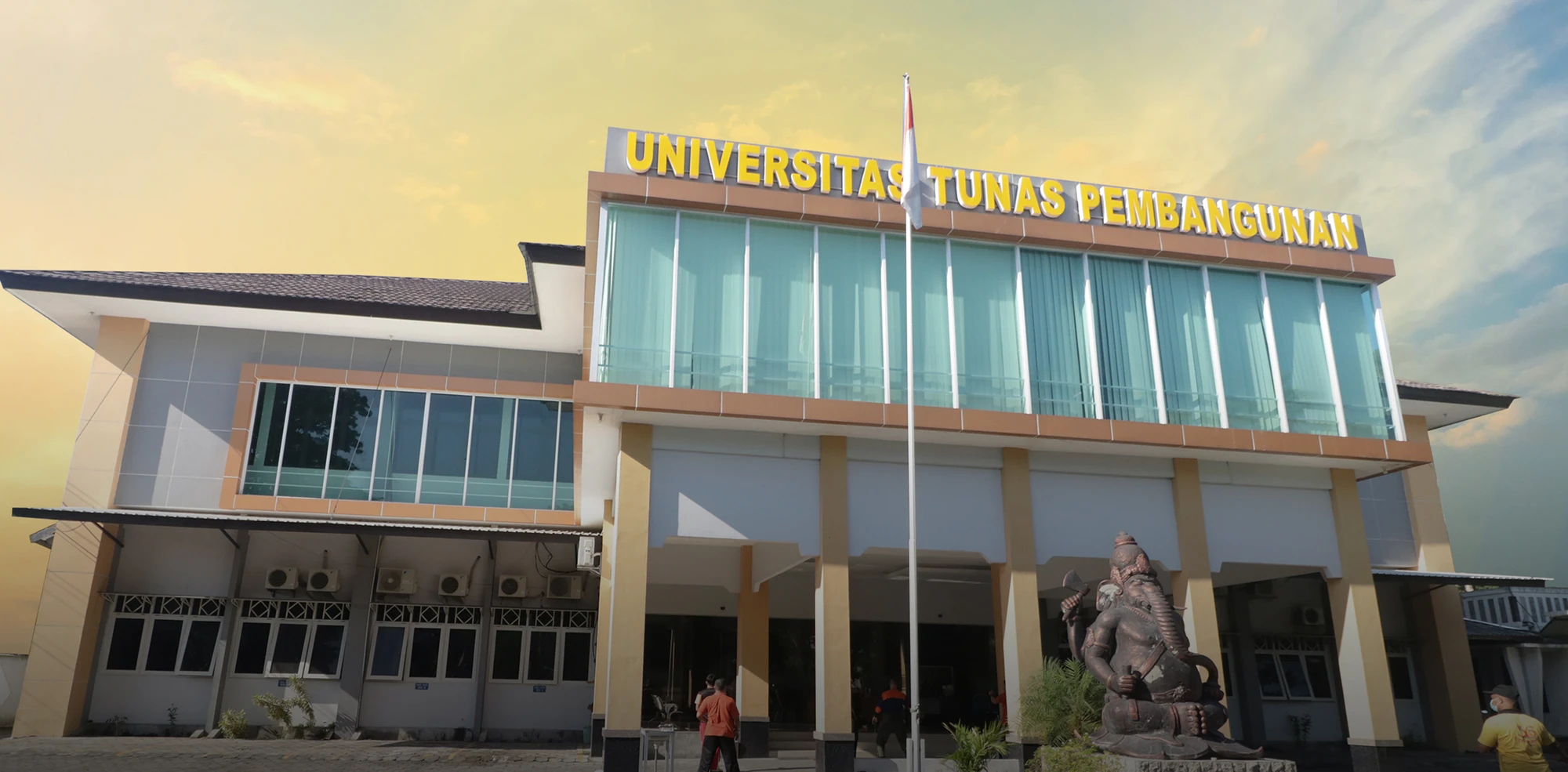 Universitas Tunas Pembangunan institutional setting