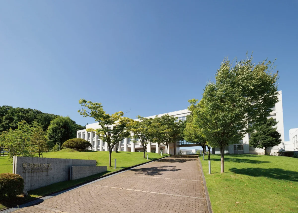 Niigata University of Pharmacy and Medical and Life Sciences central facility