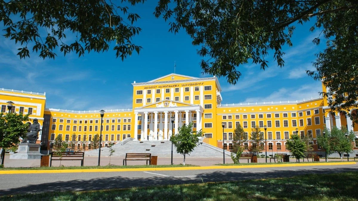Approach to Maqsut Narikbayev University campus