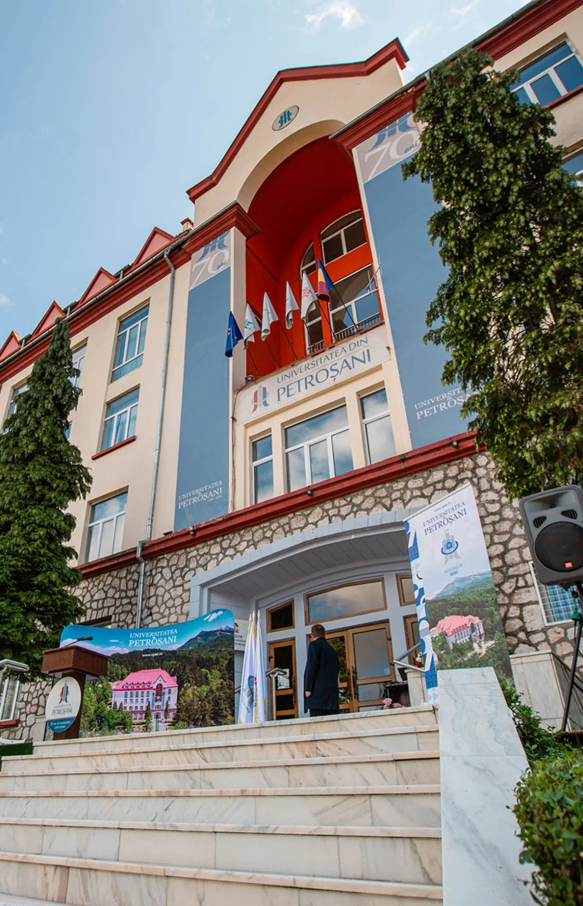 Universitatea Din Petrosani campus building