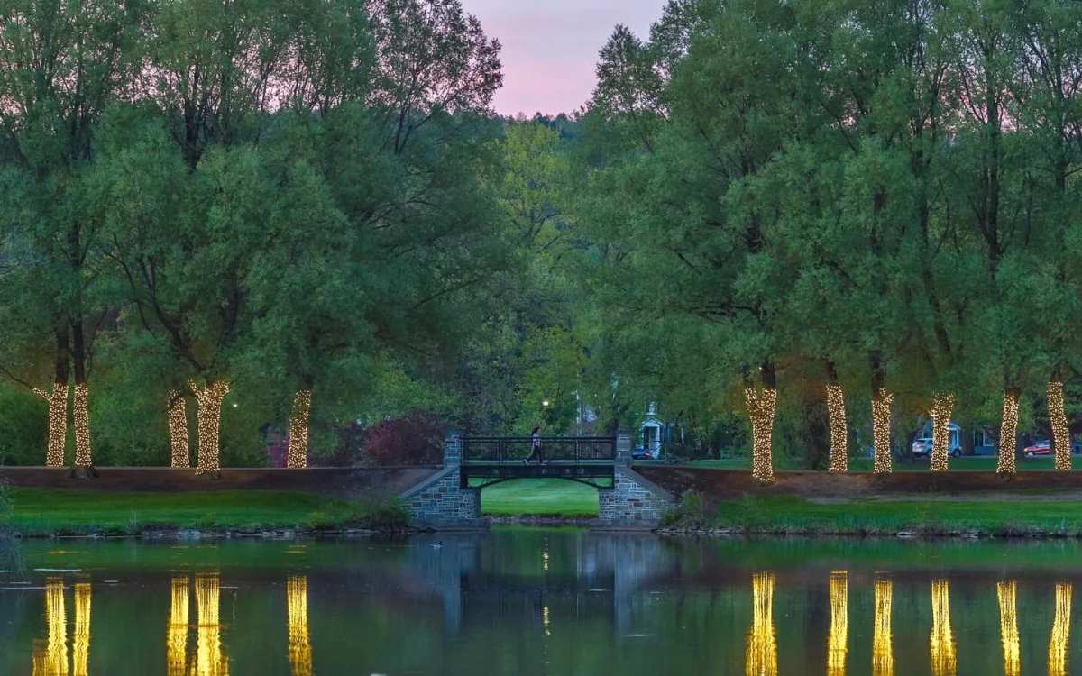 Approach to Colgate University campus