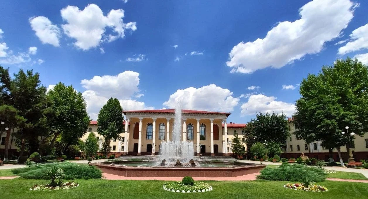 The Tashkent State Transport University campus grounds